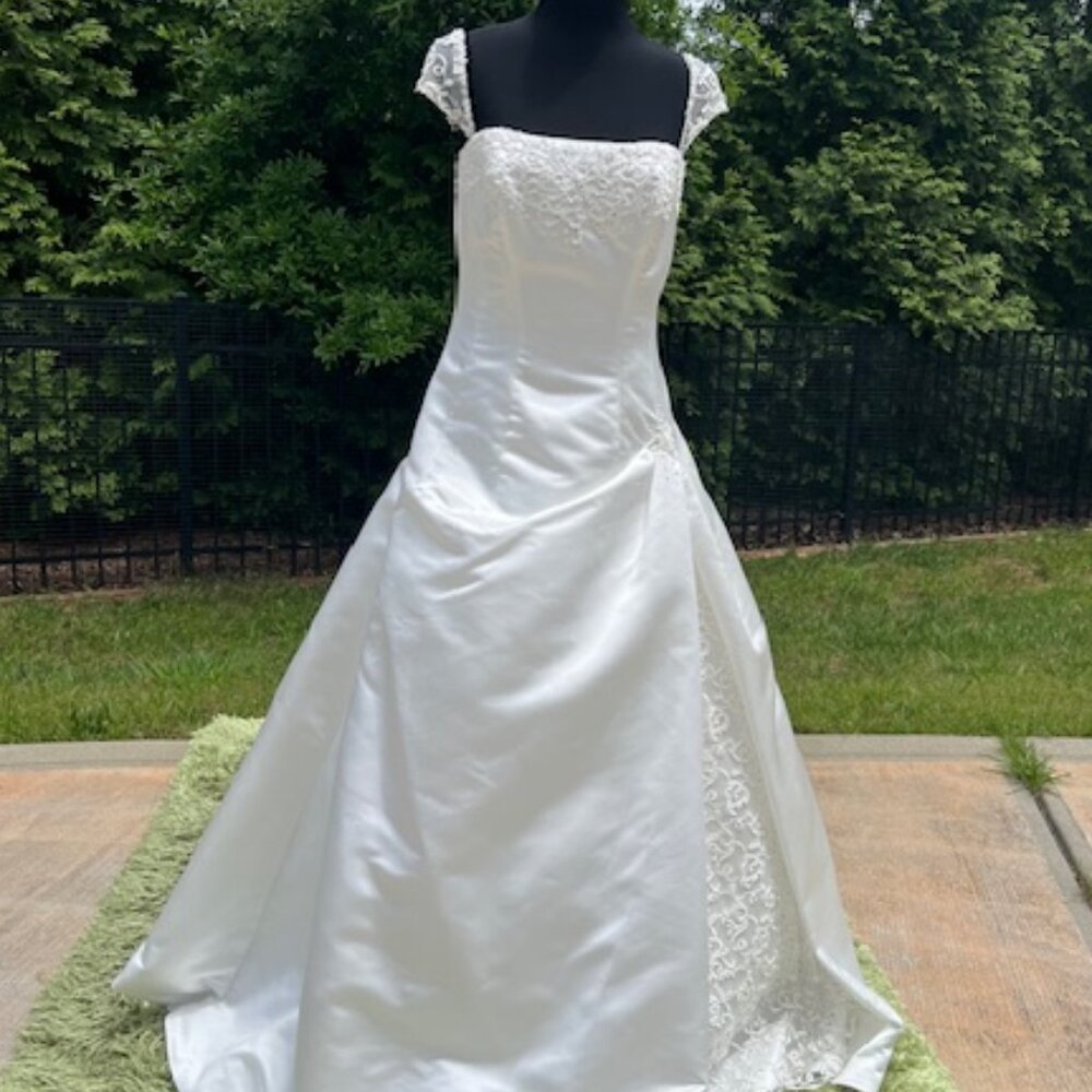 Elegant White Satin Gown - Picture 3 of 16